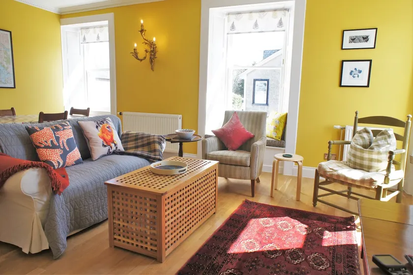 Beautiful 2 bedroom in a brilliant location! - Image 1