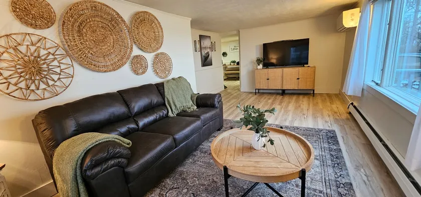 Lakehouse Stay - Image 1
