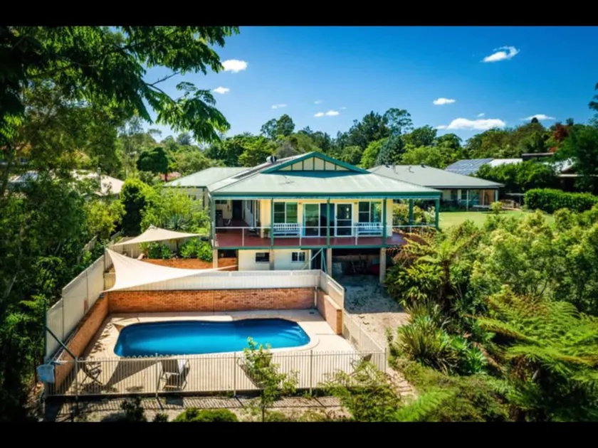 5 Bedroom house with a pool, deck and amazing view - Image 1