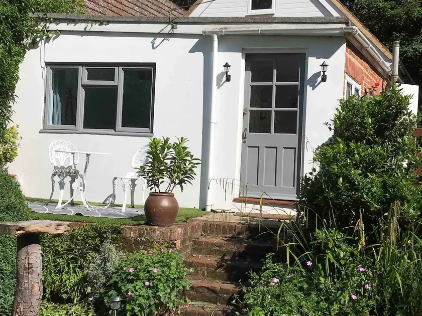 Garden cottage in the South Downs National Park - Image 1