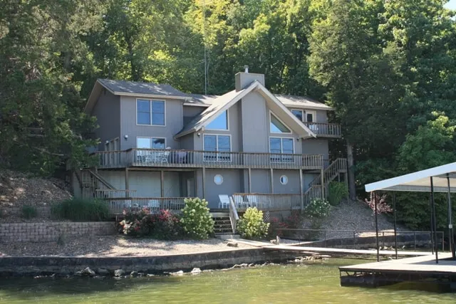 Lake Front Home mit 3 Master-Suiten - Image 1