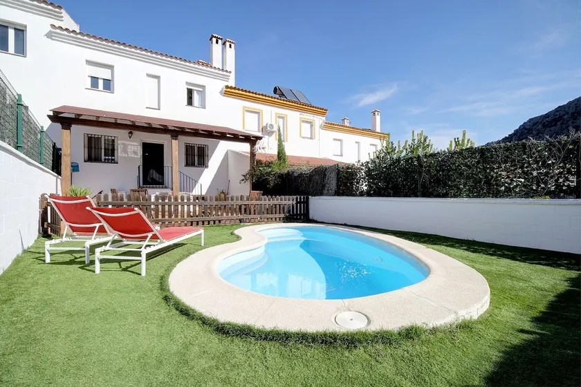OFFER OPENING Magnificent house with private pool - Image 1