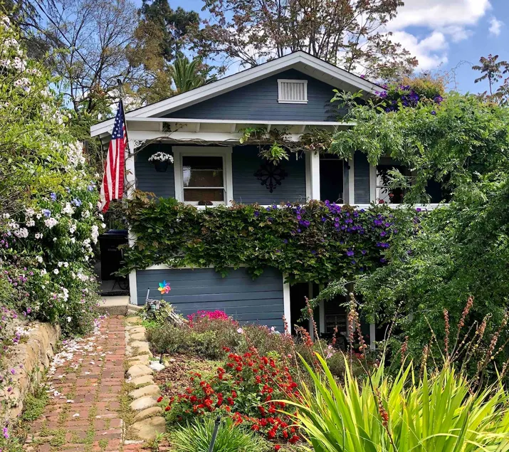 Cozy vine-covered 1920's Cottage Style House - Image 1
