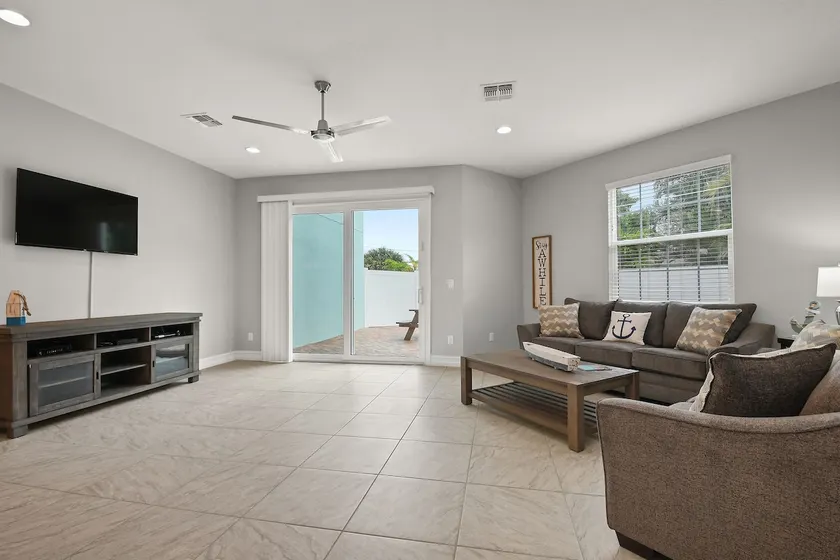 Fortebello townhouse w/ pool, BBQ & backyard - Image 1