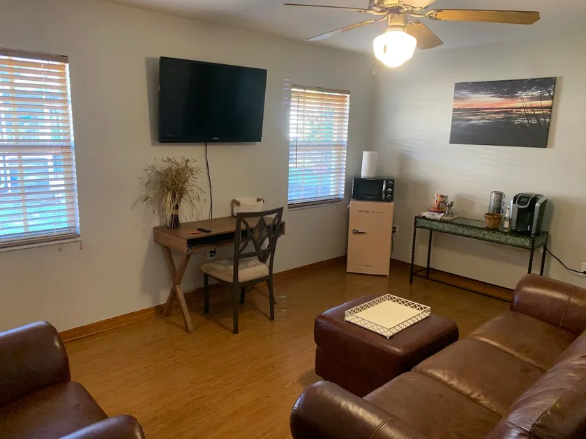 Perfect 2 bedroom 1 bath guest suite with pool. - Image 1