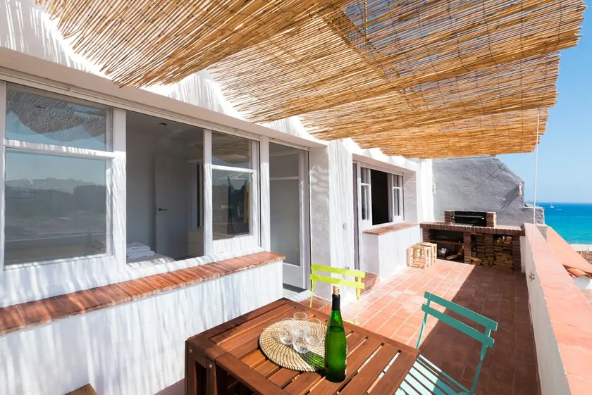 Beautiful apartment with a terrace on the sea - Image 1