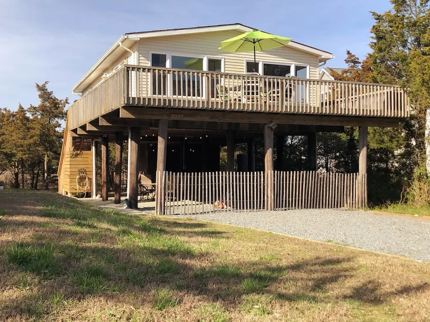 Pet-Friendly Coastal Cottage, steps to the Beach! - Image 1
