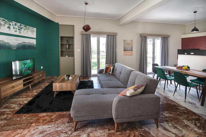 Emerald 110m2 entire floor apt steps to city’s heart - Image 1