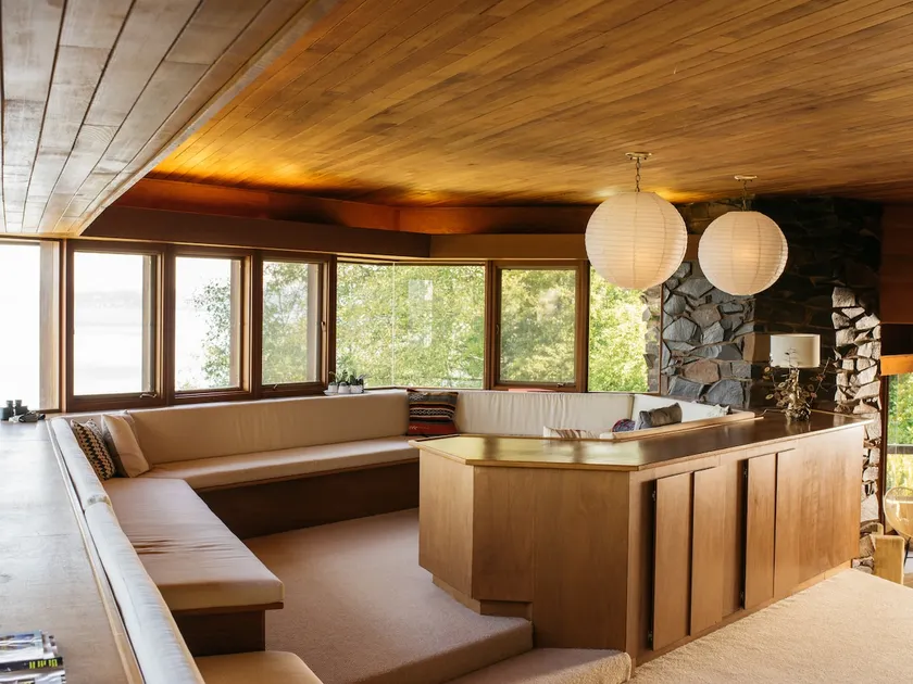 Frank L Wright insp. house waterfront beach access - Image 1