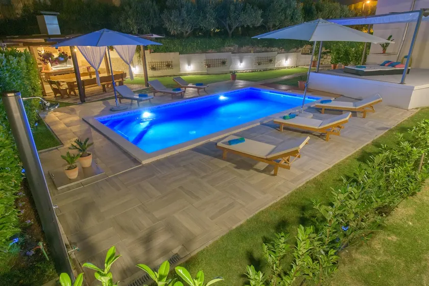Spacious house with private swimming pool - Image 1
