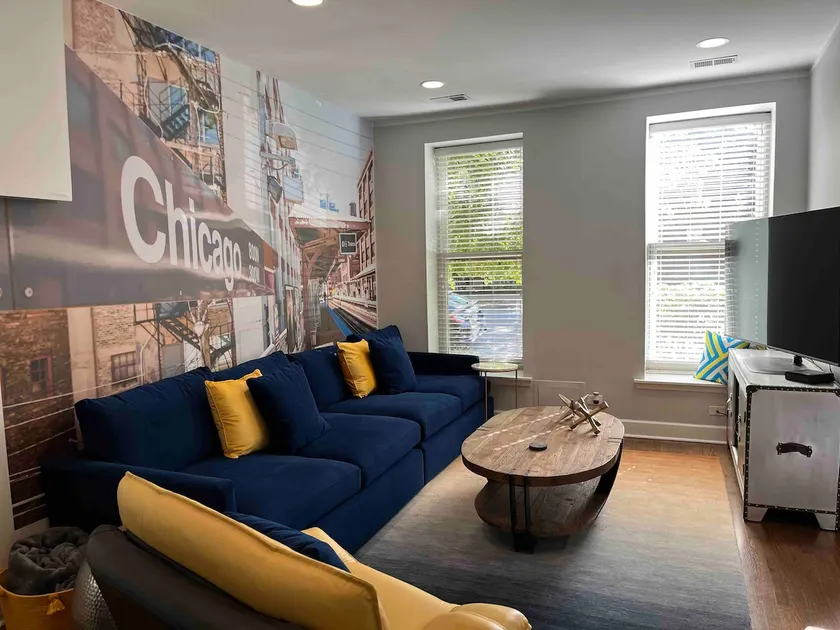 Trendy West Town Flat - 2 bed / 1.5 bath w parking - Image 1