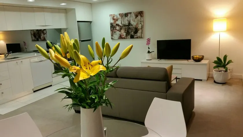 FANTASTIC! MODERN,SPACIOUS APT+STUNNING CITY VIEW - Image 1