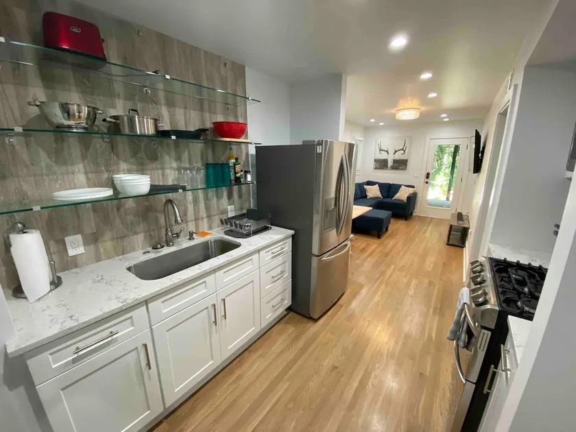 Newly Renovated Centrally Located - Image 1