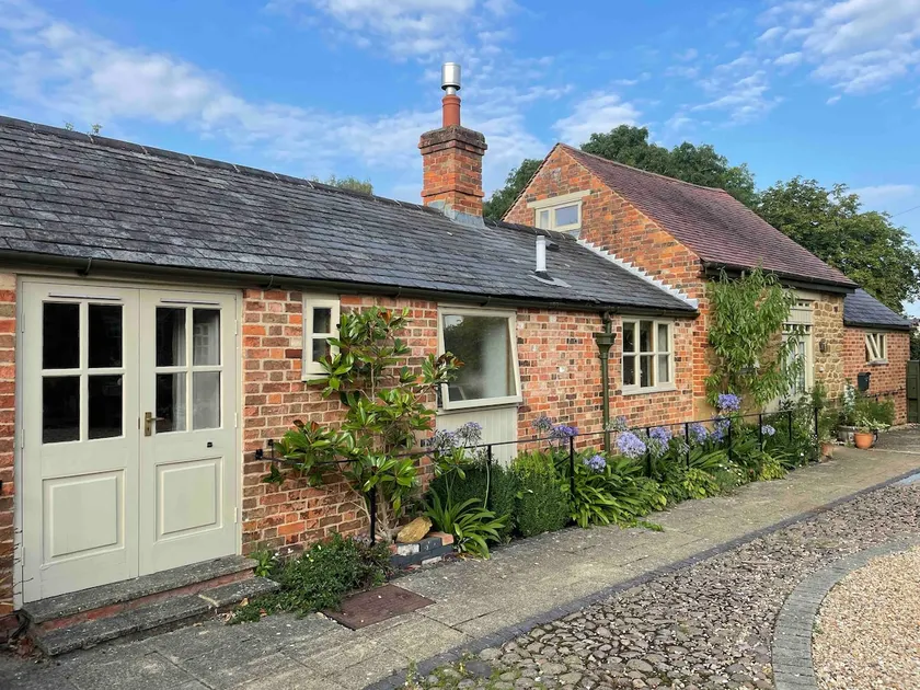 Spacious 2 Bedroom Courtyard Cottage in Village - Image 1