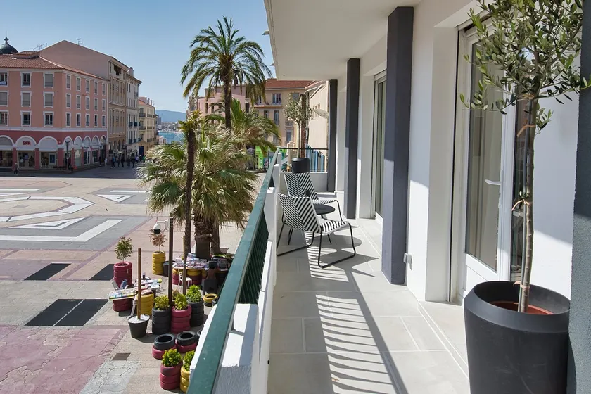 Refurbished 2-room balcony, city center, close to the beach - Image 1