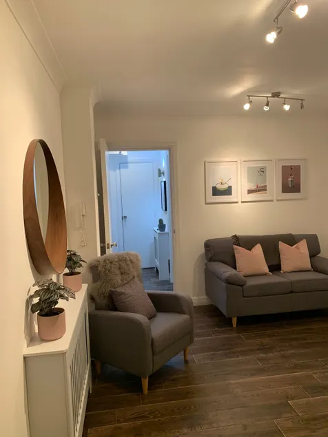 Best located Flat in Cheltenham and Free Parking - Image 1