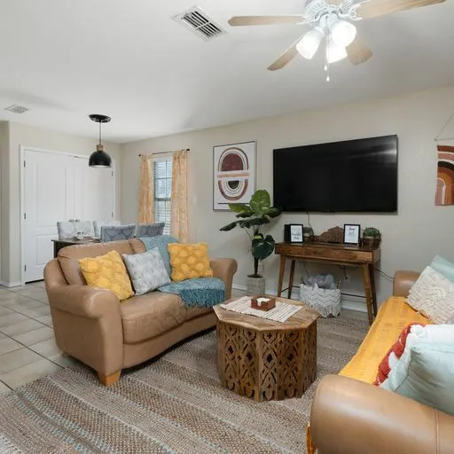 BOHO chic 2b w/suites 4 min f Airport and Hospital - Image 1