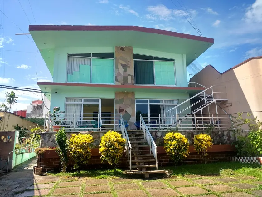 2 bedrooms, top floor, parking, garden. - Image 1