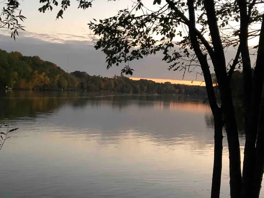 Riverfront log cabin in the heart of the valley - Image 1