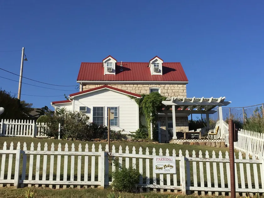 Crown’s DeFlorin Stone Cottage Downtown/Breakfast - Image 1