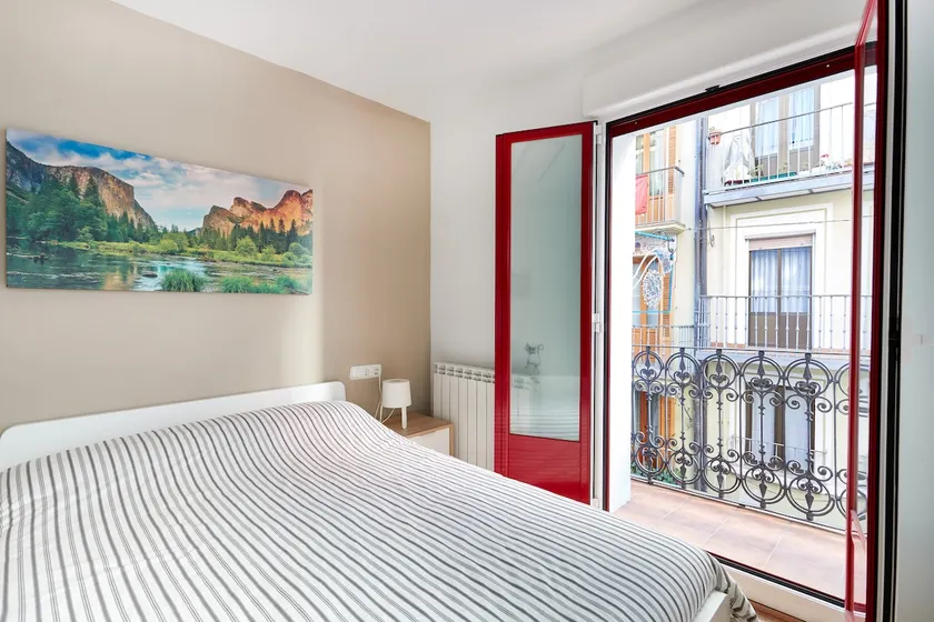 Comfortable and bright first floor in City Center. - Image 1