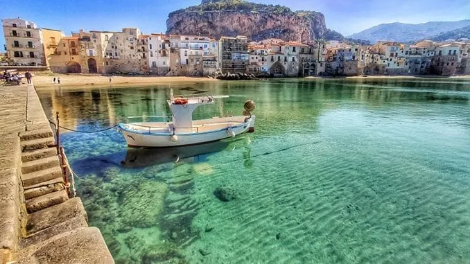 Near the sea, in the center of Cefalù - Image 1