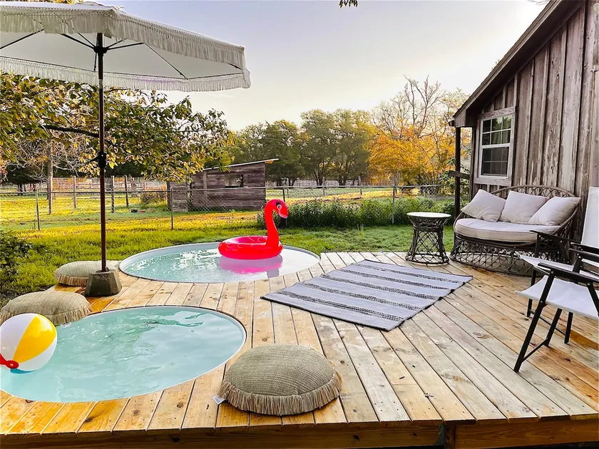 Charming Texas Cabin-Cowboy pools-Sleeps 10. - Image 1