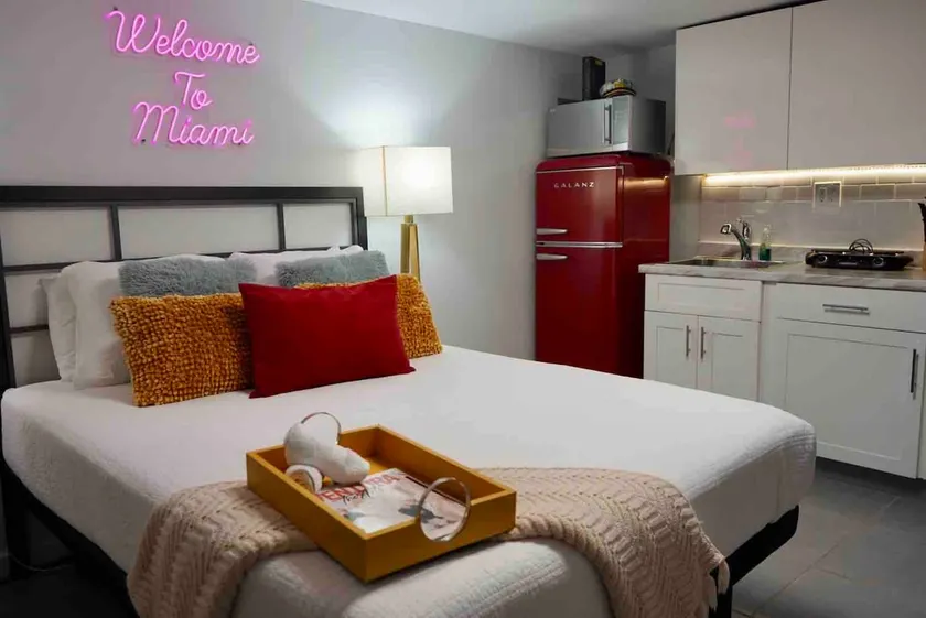 Miami Themed Private Studio w/ WiFi and Parking - Image 1