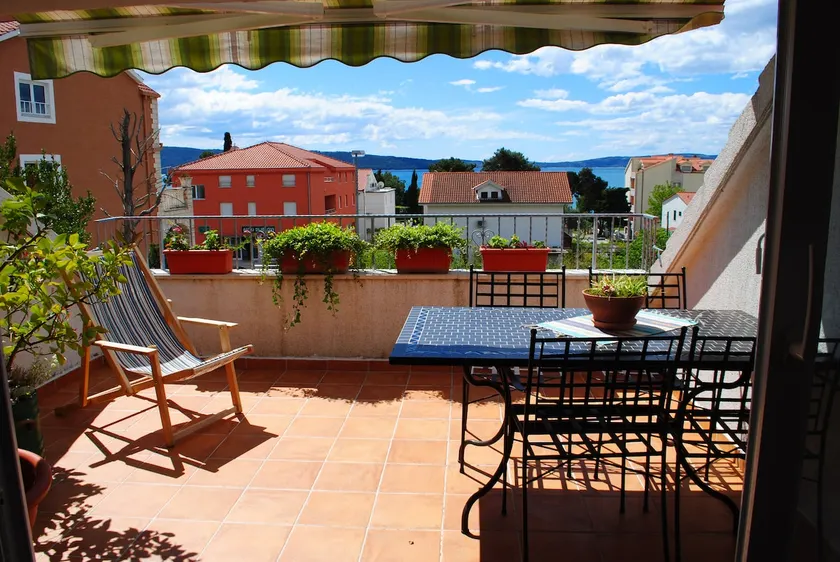 An ap with a beautiful roof terrace - Image 1