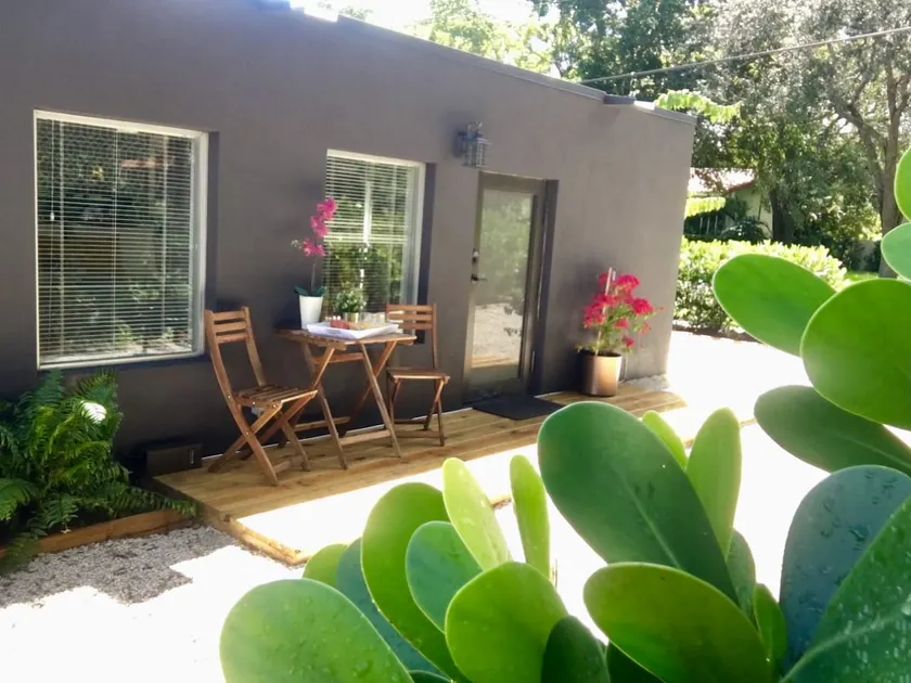 Tropical Oasis studio - Image 1