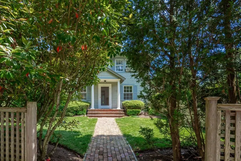 Steps from East Hampton Village - Image 1