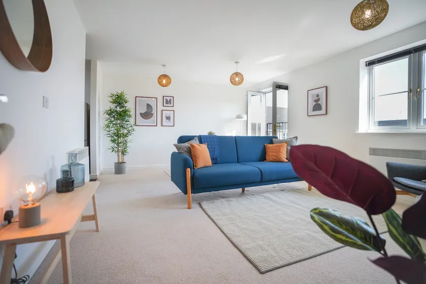 Comfy apartment with private parking - Image 1