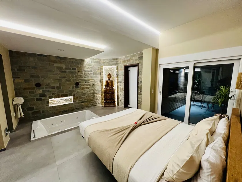 Private luxury loft with spa bath. - Image 1