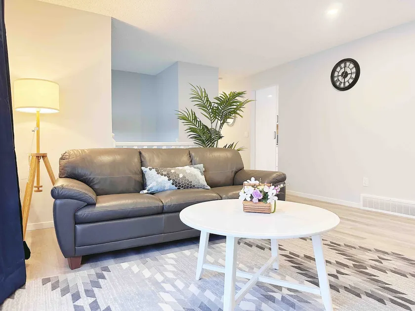 A Newly Renovated Cozy house at Edgemont - Image 1