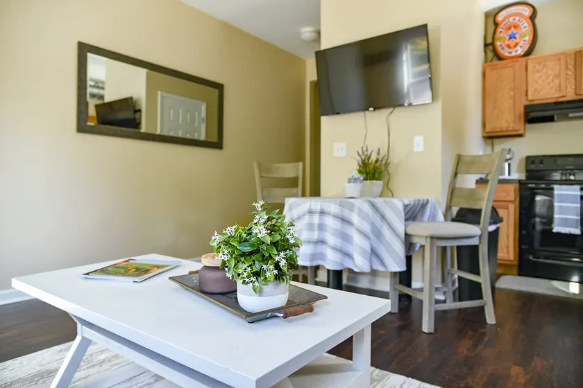 *Eclectic 1-Bedroom|King Bed|Close to Downtown * - Image 1