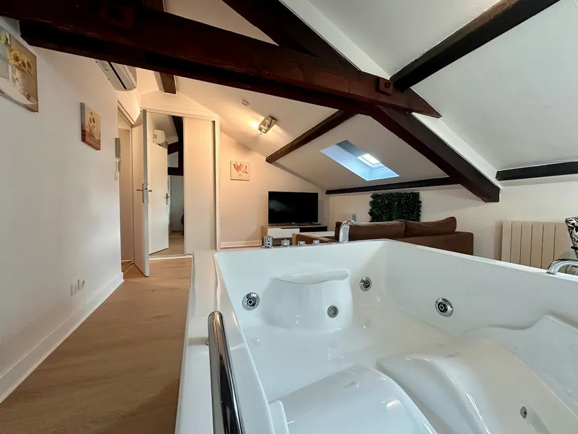 A4: Jacuzzi, air conditioning, thermal/Artem, ID check! - Image 1