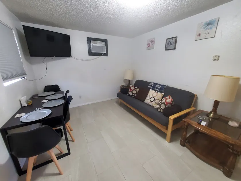 Cozy guest house near the mountains - Image 1