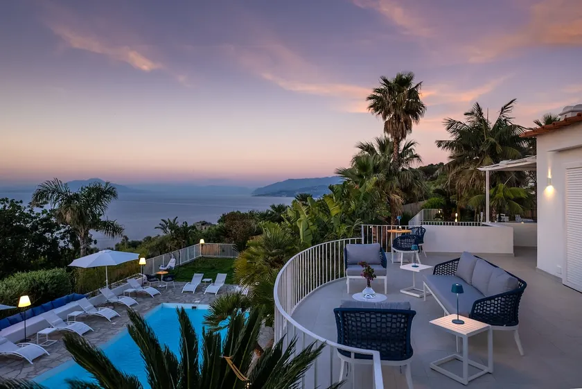 Independent Villa with Pool for 8-13 people - Image 1