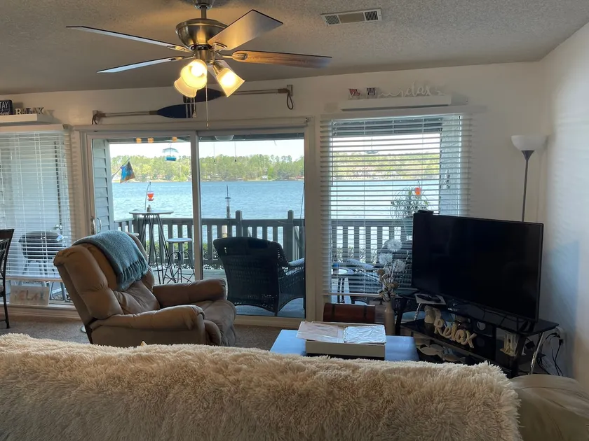 Relaxation Station-Lake Hamilton waterfront condo - Image 1