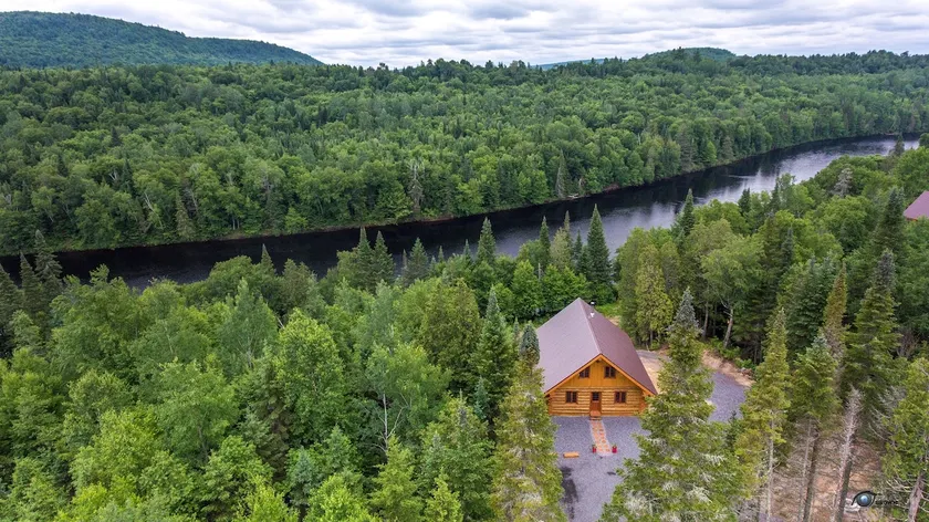 Round wood chalet with unique landscapes and hot tub! - Image 1