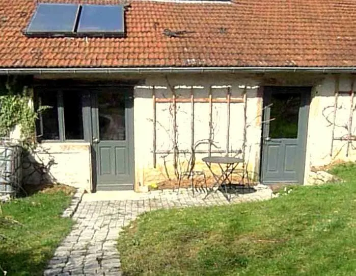Country cottage with terrace - Image 1