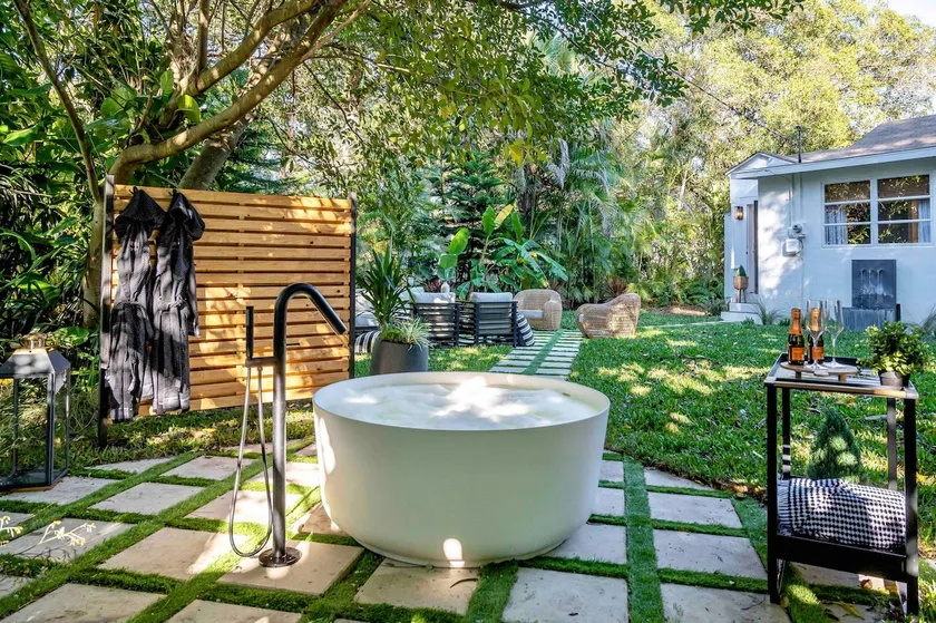 Downtown w/Outdoor Soaking Tub,10 minutes to beach - Image 1