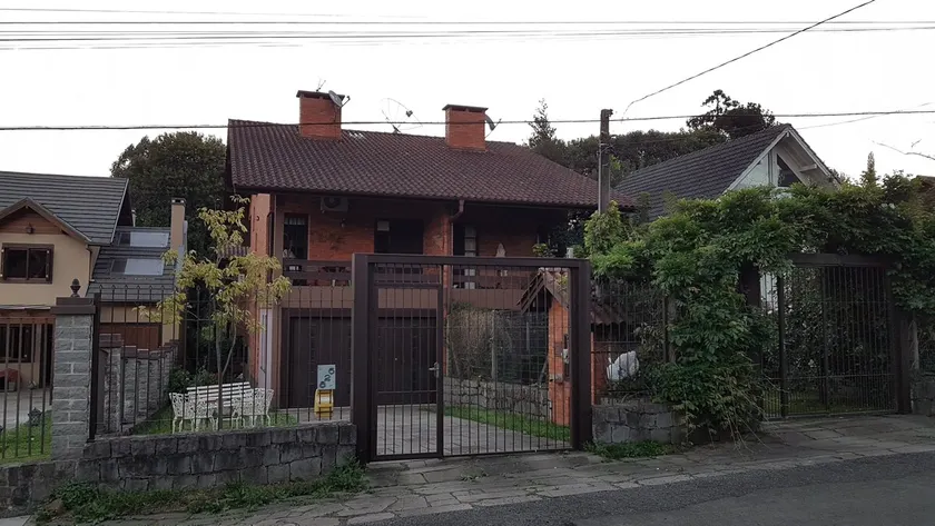 Sobrado do Lago Gramado - Localizado em um Bairro Nobre e arborizado - Image 1