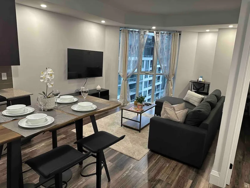 Modern 1BR Toronto Downtown Condo, King size bed - Image 1
