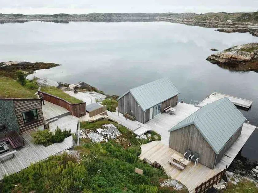 Idyllic property, right at the edge of the lake. - Image 1