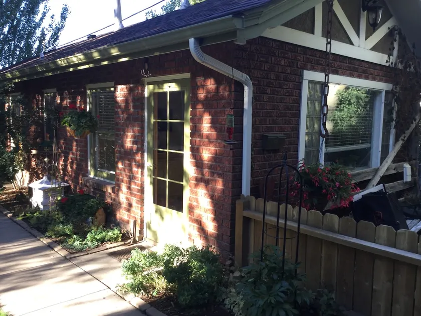 Carriage house in historic downtown - Image 1