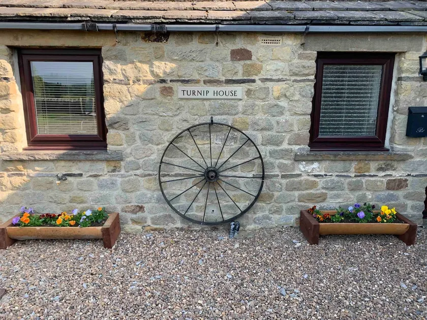 Tranquil 1 Bedroom cottage with garden and parking - Image 1