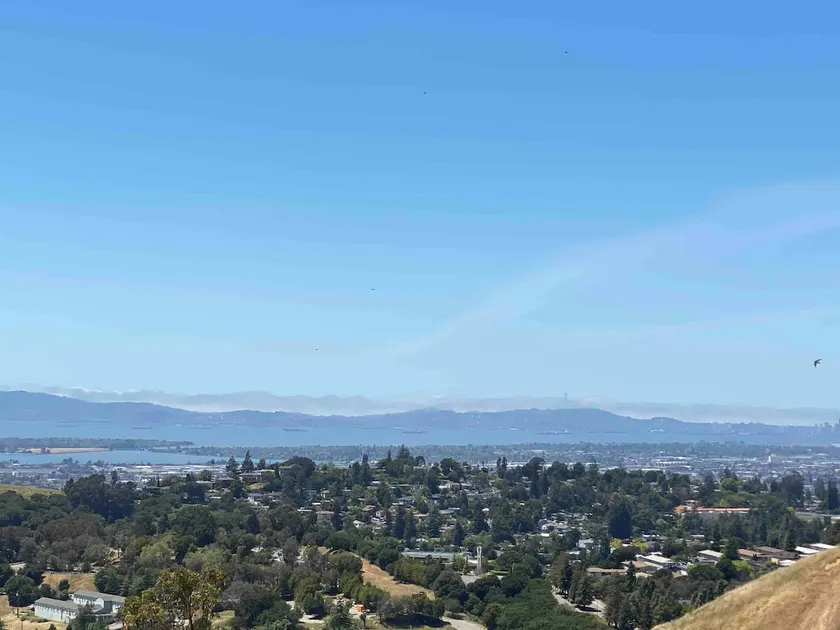 Enjoy Amazing Bay Views Luxury Living Suite - Image 1