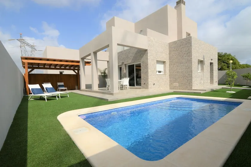 Rojales Stay with Garden - Image 1