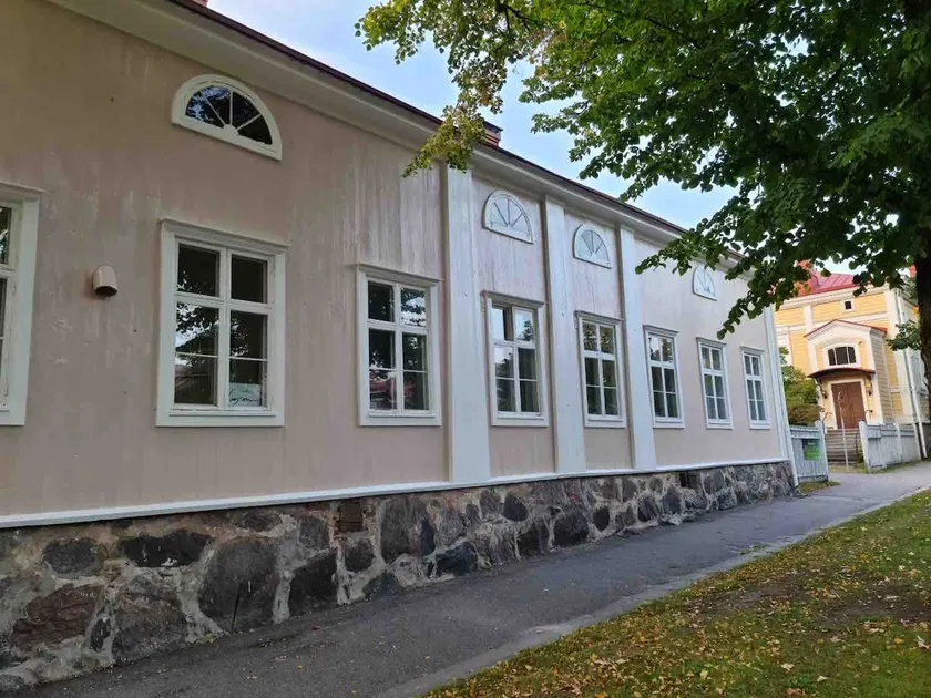 An old library right in the center of Tammisaari - Image 1